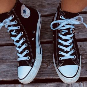 black converse high tops<3